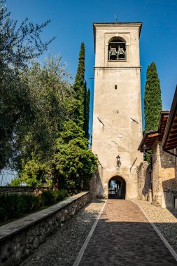 Brescia, Lombardiya 'daki San Felice del Benaco mezarlığının kulesi İtalya
