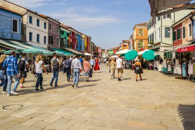 Renkli evlerle Burano adasının manzarası. 20 Eylül 2020 Burano, Venedik - İtalya