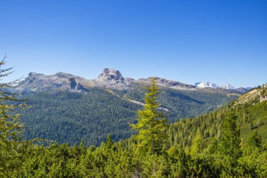 Belluno, İtalya 'daki Citt di Carpi sığınağındaki Dolomite Dağları manzarası