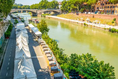Roma 'daki Cestio Köprüsü' nden görüntü. Ağustos 2019 Roma, Lazio - İtalya
