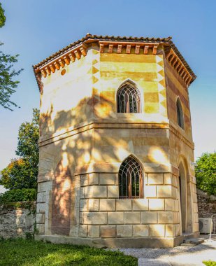 Castelfranco Veneto 'daki Revedin Bolasco villasının altıgen kulesine bakın. 8 Haziran 2019 Castelfranco Veneto, Treviso - İtalya