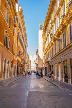 Roma 'daki Via Condotti' nin turistlerle manzarası. 20 Ağustos 2019 Roma, Lazio - İtalya
