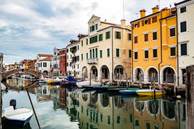 Chioggia 'nın su kanallarının güzel manzarası. 15 Ağustos 2018 Chioggia Veneto - İtalya