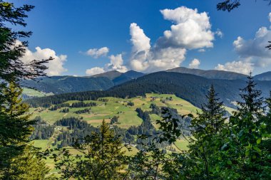 Dağları ve mavi gökyüzü olan güzel bir manzara.