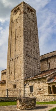 Veneto, Verona 'daki San Giorgio Kilisesi' nin kulesine bakın.