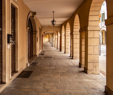 Eski şehrin girişinde.