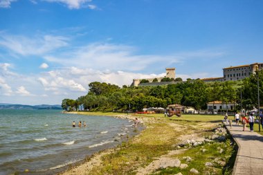 Castiglione del Lago köyündeki Trasimeno Gölü kıyısına bakın. 16 Haziran 2018 Castiglione del Lago, Umbria - İtalya