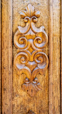 Tahta oymalı eski ahşap kapının ayrıntıları.