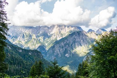 Dağları ve bulutları olan güzel bir manzara