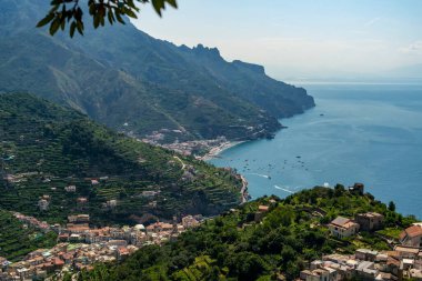 Ravello 'nun Amalfi sahilindeki görüntüsü, Campania - İtalya