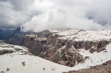 İtalya, Trentino alto Adige, Pordoi Geçidi 'ndeki Maria Sığınağı' ndan dağ manzarası