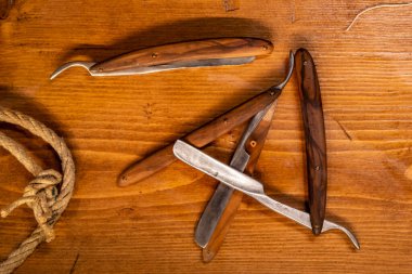 Bıçak ve iple eski tahta kesme tahtası