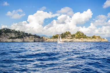 Ligurian sahiline bir tekneden bak. Ağustos 2019 San Fruttuoso, Camogli - Liguria