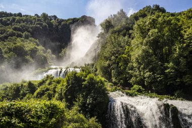 Dağlarda güzel bir şelale