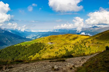Küçük bir nehir ve bulutlu gökyüzü olan güzel bir yaz manzarası.