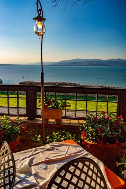 Trasimeno Gölü 'ne bakan restoran. 16 Haziran 2018 Castiglione del Lago, Umbria - İtalya