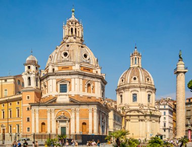 Santa Maria di Loreto kilisesine ve Roma 'daki Trajan sütununa bakın. Ağustos 2019 Roma, Lazio, İtalya