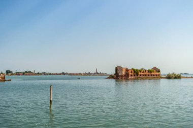 Venedik gölünün üzerinden Burano, Veneto, İtalya 'ya doğru bak.