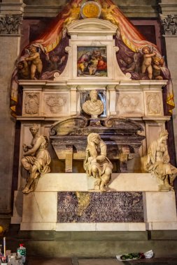 Floransa 'daki Santa Croce Kilisesi' nde bulunan Michelangelo Buonarotti 'nin mezarına bakın. 25 Nisan 2018 Floransa, Toskana - İtalya