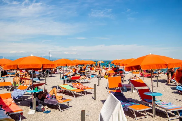 Deniz Kıyısında Şemsiyeleri Sandalyeleri Olan Güzel Bir Sahil — Stok fotoğraf