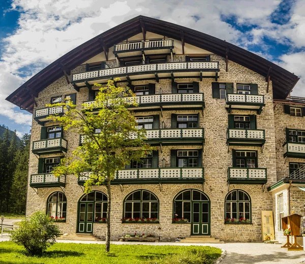 Widok Hotel Nad Jeziorem Braies Sierpnia 2018 Braies Bolzano Włochy — Zdjęcie stockowe