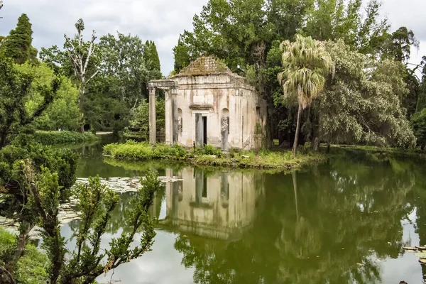 Uitzicht Het Huis Van Tuinman Met Een Vijver Engelse Tuin — Stockfoto