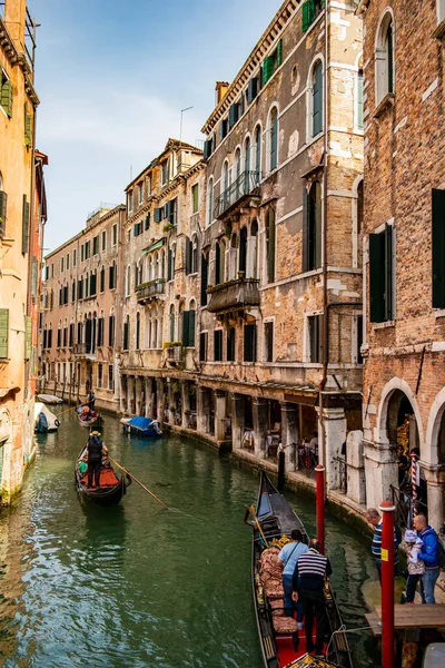 곤돌라를 관광객들이 베네치아 운하의 2019 이탈리아 베네치아 — 스톡 사진
