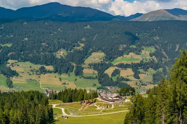 Hermoso Paisaje Con Montañas Árboles Verdes —  Fotos de Stock