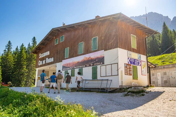 ミスリナ湖でのクール バルダ避難所の眺め June 2019 Misurina Belluno イタリア — ストック写真
