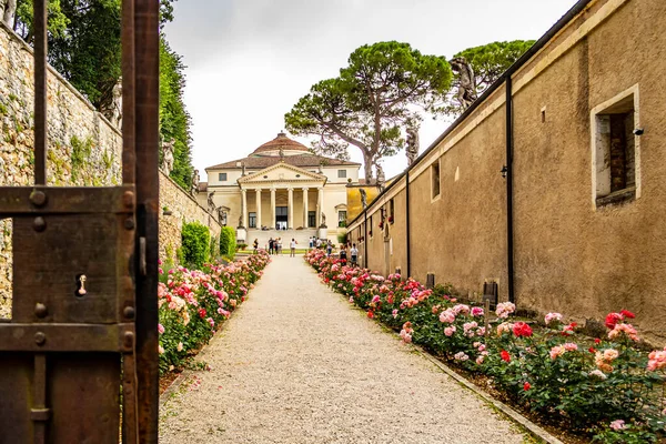 ヴィチェンツァの ロトンダ と呼ばれるパッラーディオ様式のヴィラをご覧ください 6月2020 ビチェンツァ ヴェネト イタリア — ストック写真