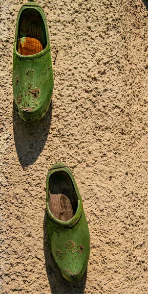 Background Green Wooden Clogs Hanging Wall — ストック写真