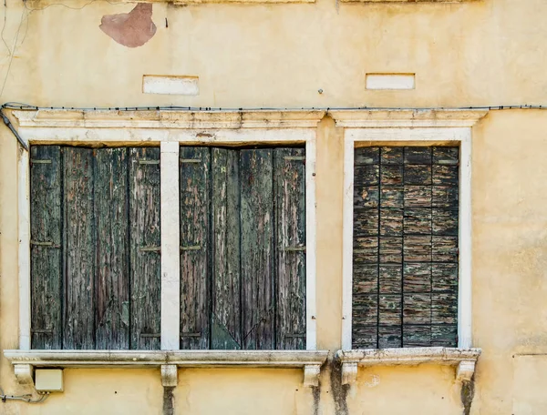 Παλιό Παράθυρο Στην Πόλη — Φωτογραφία Αρχείου