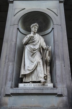 Francesco Petrarca 'nın Floransa' daki heykeli. 23 Nisan 2018 Floransa, Toskana - İtalya