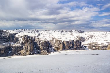 İtalya, Trentino alto Adige, Pordoi Geçidi 'ndeki Maria Sığınağı' ndan dağ manzarası