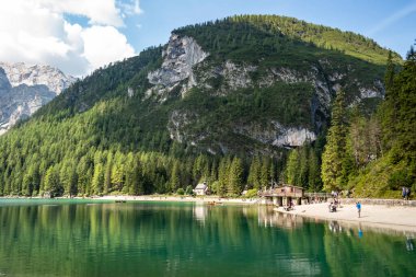 Güzel göl manzarası.