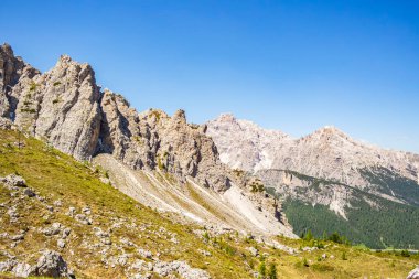 Cristina çatalından Dolomite dağlarının yakınındaki Fratelli Fonda Savio sığınağı, Veneto İtalya