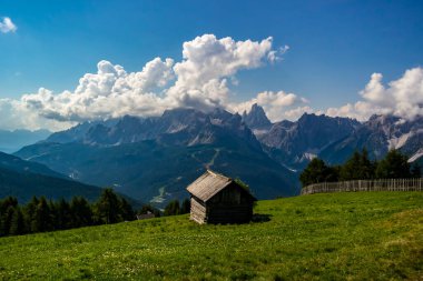 Görkemli Dolomitler manzarası, İtalya.
