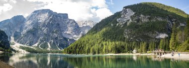 Alta Pusteria 'daki Braies gölünün panoramik manzarası, Trentino Alto Adige - Bolzano, İtalya