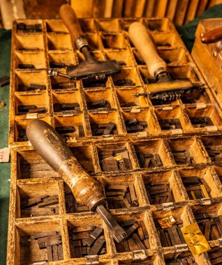 Deri ile çalışmak için aletleri olan bank