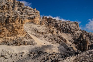 Cristina çatalından Dolomite dağlarının yakınındaki Fratelli Fonda Savio sığınağı, Veneto İtalya
