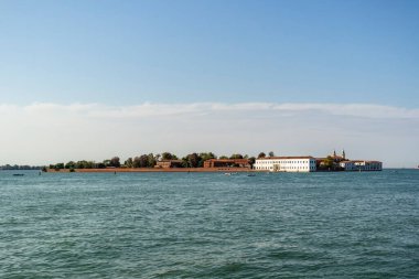 Tekneden Venedik gölü manzarası