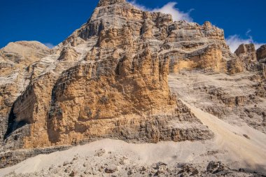 Cristina çatalından Dolomite dağlarının yakınındaki Fratelli Fonda Savio sığınağı, Veneto İtalya