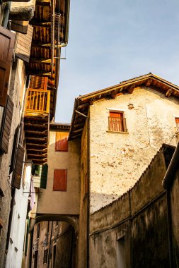 Vista su vecchie abitazioni rurali della citt di Feltre, provincia di Belluno, Veneto - İtalya