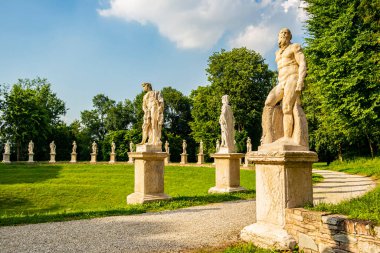 Villa Revedin Bolasco 'nun bahçesinin manzarası. 8 Haziran 2019 Castelfranco Veneto, Treviso - İtalya