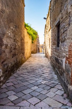 Casertavecchia sokağı manzarası. Haziran 2019 Caserta, Campania - İtalya