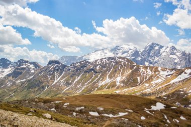 Pordoi Geçidi 'ndeki Maria Sığınağı' ndan dağların manzarası. 16 Haziran 2019 Canezei, Trentino Alto Adige - İtalya