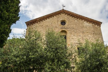 Tepenin yanındaki taştan kilise.