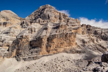 Cristina çatalından Dolomite dağlarının yakınındaki Fratelli Fonda Savio sığınağı, Veneto İtalya