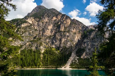 Dağlardaki güzel göl manzarası