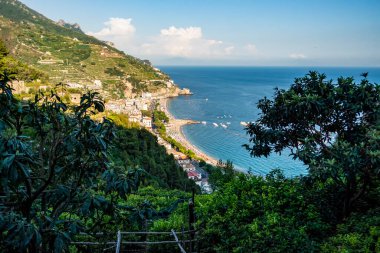 Deniz manzarası ve dağlardaki plaj.